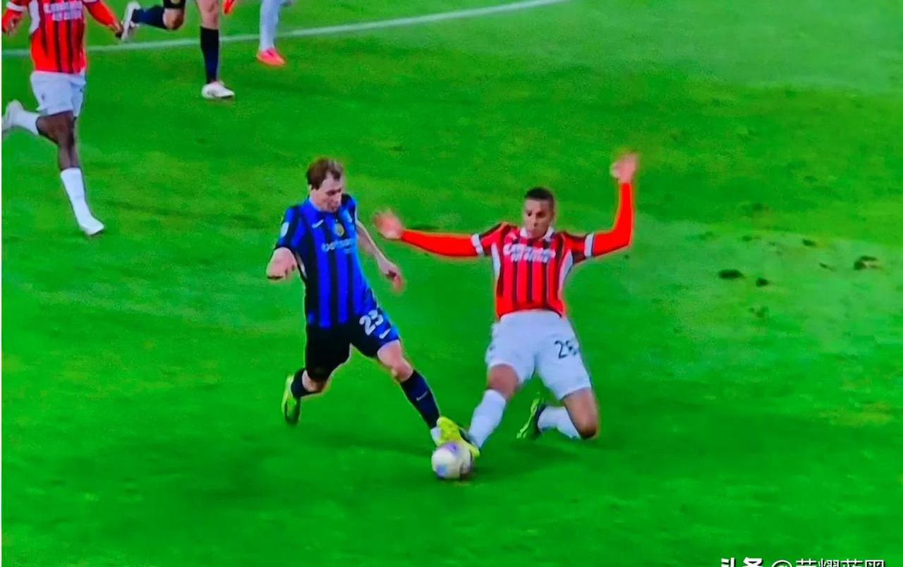 米兰体育:中超联赛裁判判罚争议案例分析：规则解读、判罚依据与改进建议的简单介绍