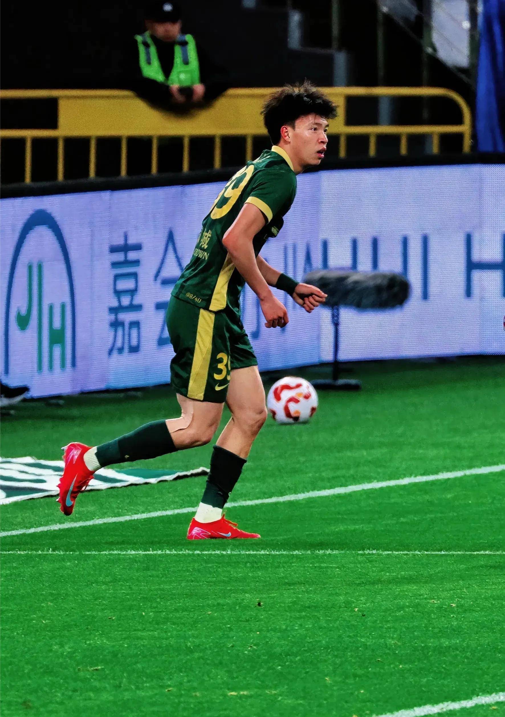 米兰体育:中国足球留洋球员:在欧洲联赛获得出场机会,展现中国球员风采的简单介绍 米兰体育:中国足球留洋球员:在欧洲联赛获得出场机会,展现中国球员风采的简单介绍