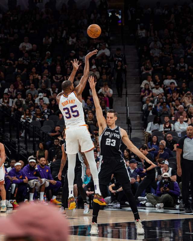 米兰体育:太阳队新赛季:布克表示将承担更多组织责任 米兰体育:太阳队新赛季:布克表示将承担更多组织责任