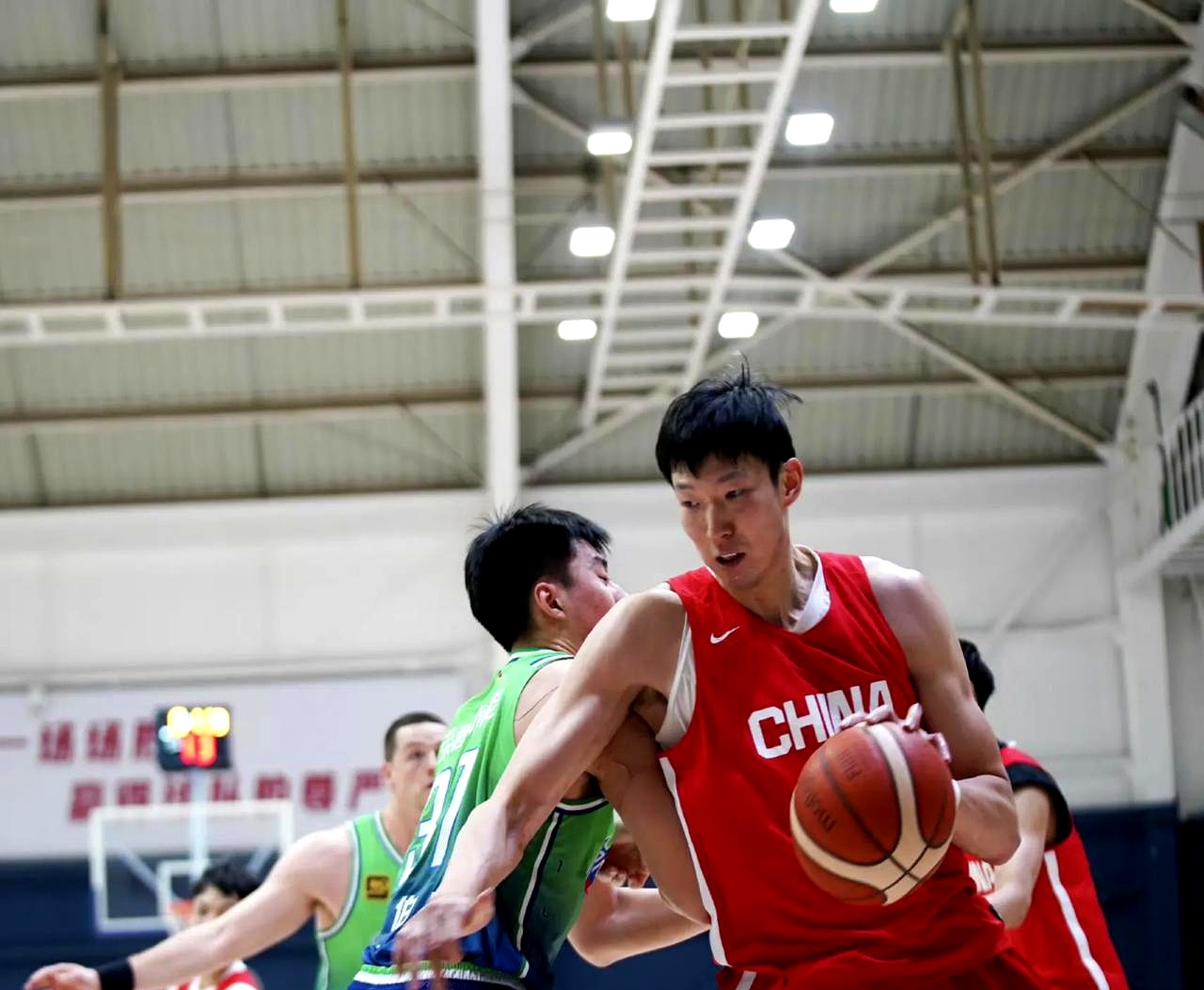 米兰体育：CBA外援与本土球员配合默契，提升球队实力