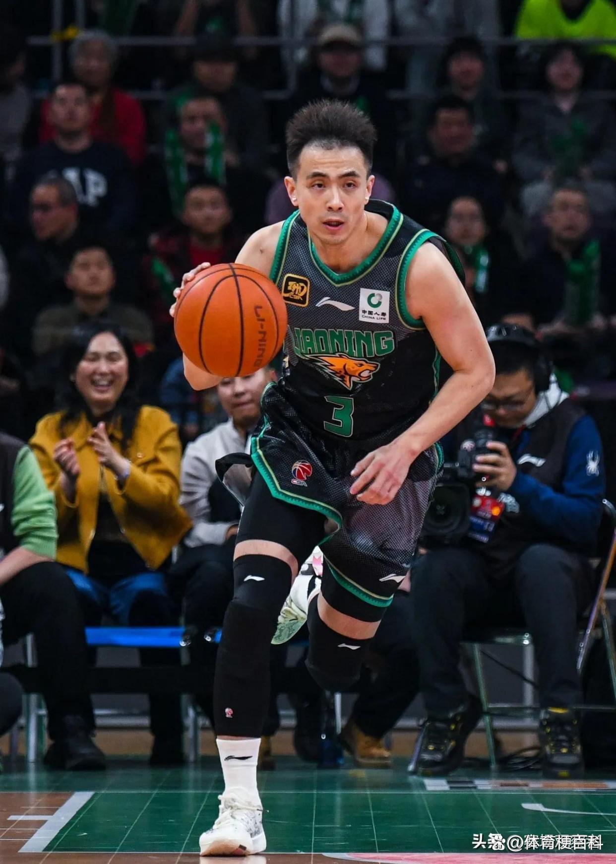 米兰体育：CBA季后赛半决赛战况胶着，悬念迭起引人入胜