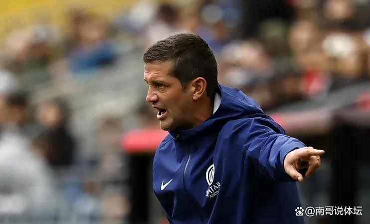 米兰体育:中超联赛裁判：接受媒体采访，回应争议判罚