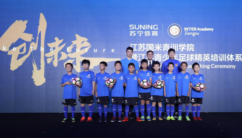 米兰体育:中国足球“校园足球”成“应付差事”，学生：踢球不如玩手机！