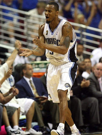 米兰体育:湖人队新赛季:刘易斯表示将提升防守效率 米兰体育:湖人队新赛季:刘易斯表示将提升防守效率